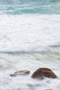 澳大利亚维多利亚州威尔森角国家公园小奥伯龙湾的岩石和海浪长期曝光