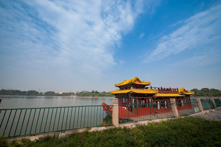 小船在湖中北京北海公园