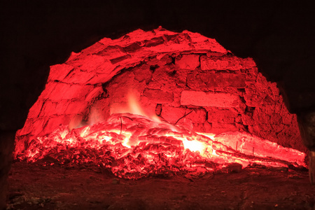 在炉中烧红的活煤碳图片