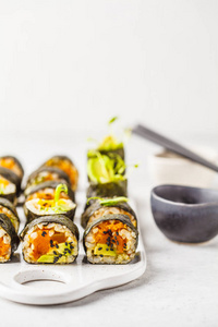 素食主义者寿司卷与南瓜, 褐米和鳄梨。植物性饮食食品