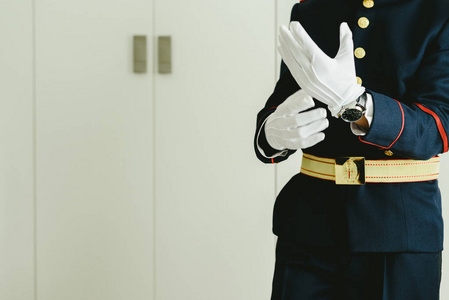 军事人手穿上一些优雅的白色手套照片