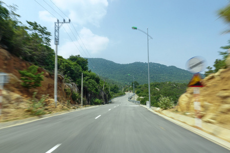 真实的自然高速公路道路与运动模糊