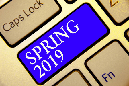 概念手写显示春天2019。商业照片展示年的时间, 花上升后冬季季节键盘蓝色键意向计算反射文档