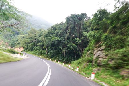 真实的自然高速公路道路与运动模糊