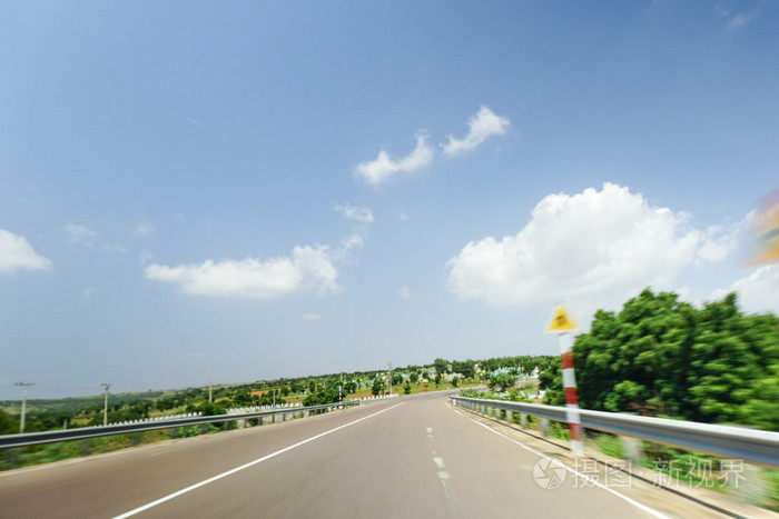 真实的自然高速公路道路与运动模糊