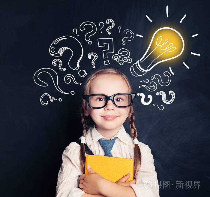 微笑的儿童学校学生与黄色书, 电灯泡和粉笔问号.