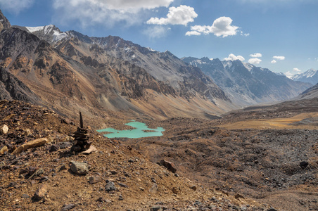 在塔吉克斯坦的干旱河谷