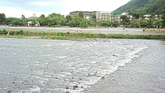 日本京都乡村的房子, 树, 快河