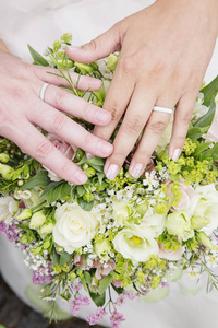 新婚之手与戒指结婚花束
