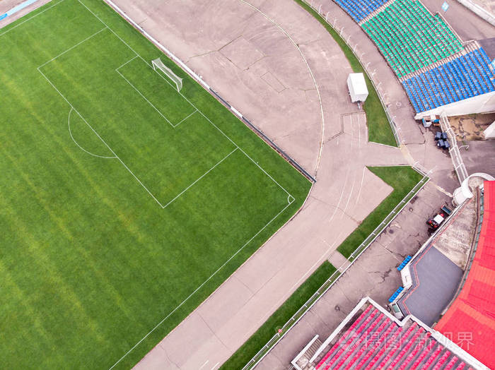 绿色橄榄球场和足球体育场的位子.空中俯视图
