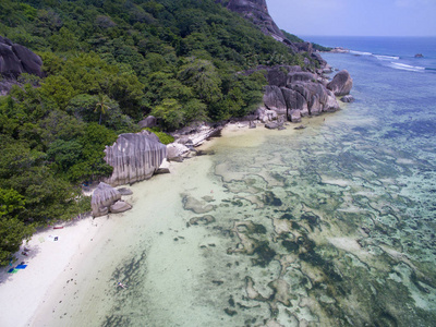 岩石海岸与沙滩的宁静热带海水景观观