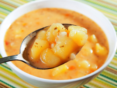 在碗里的土豆汤照片