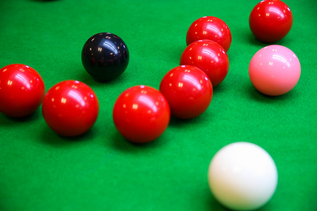 斯诺克台球球上斯诺克台球,斯诺克或池上绿色的桌子,国际体育游戏照片