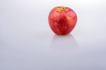新鲜的红苹果，在白色背景上
