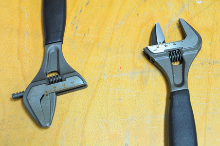 套上一个木制的背景下，扳手工具或管子钳辛勤工作手工具