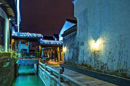 在河边的传统建筑的夜景图片