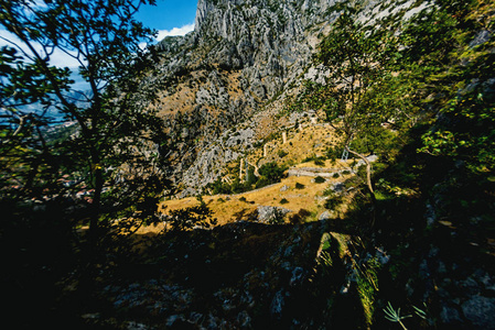 山区山谷与乡间小路