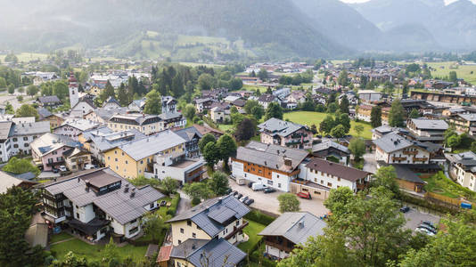 奥地利洛弗高山村庄的鸟图