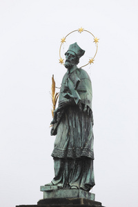 在捷克共和国布拉格查理大桥上 Nepomuk 圣约翰雕像
