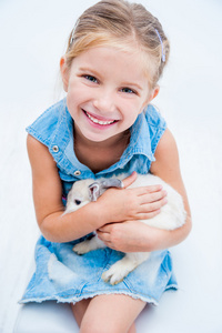 可爱的小女孩白兔子