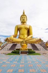 泰国 angthong 省著名地标大金佛雕像的风光