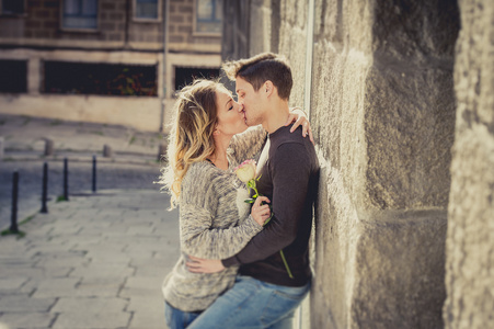 美丽的夫妇在爱在街头小巷庆祝情人节接吻