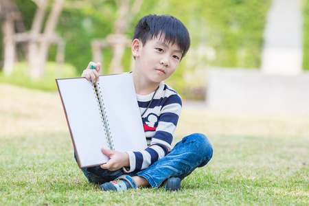 绘制在花园里的小亚洲男孩