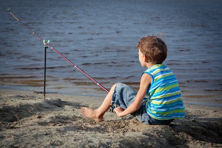 chico de pesca en ro, verano男孩在河里钓鱼，夏天