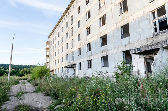旧的废弃的高层建筑.摇摇欲坠的住宅楼