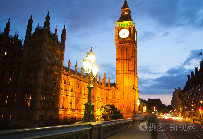 伦敦,英国-2014 年 7 月 21 日: 大本钟和议会在黄昏中的房子