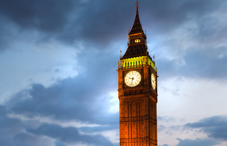 伦敦，英国2014 年 7 月 21 日 大本钟和议会在黄昏中的房子