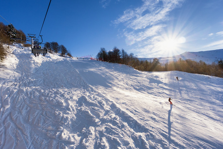 在斜坡的山与路径从天空和滑雪板滑雪缆车