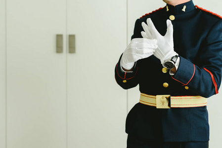 贵族礼仪军事人手穿上一些优雅的白色手套照片
