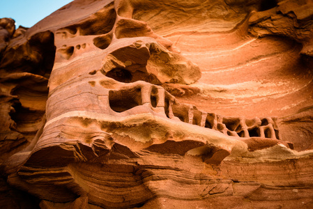 在西奈沙漠,埃及的彩色峡谷中的石头照片