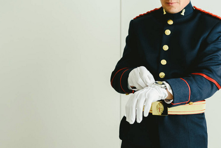 白色手套军事人手穿上一些优雅的白色手套军人手戴着一些优雅的白手套