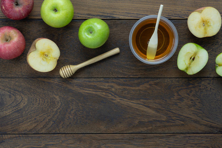 表顶部鸟瞰空中装饰图片犹太节日 Rosh Hashana 背景概念。在现代质朴的棕木上, 苹果和蜜蜂的平躺果。设计模拟的可用空间