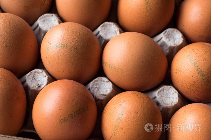 用包装容器在鸡蛋上印上标记码号。工业食品