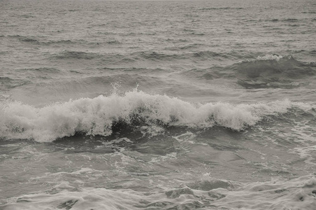 海浪近在咫尺。灰水和泡沫飞溅