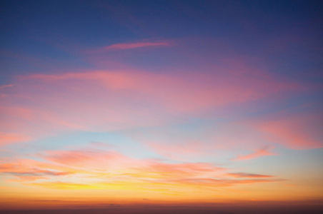 日落前美丽的天空, 有飘动的云.平滑的颜色渐变照片
