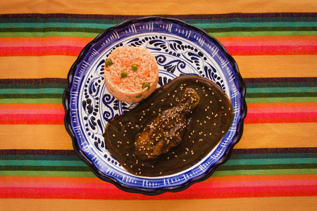 鼹鼠 Poblano 鸡和大米是墨西哥食物在普埃布拉墨西哥