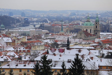 在捷克共和国布拉格市的第一场雪