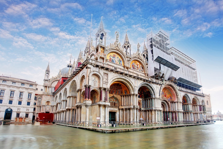 大教堂圣马可下有趣的云，威尼斯，意大利