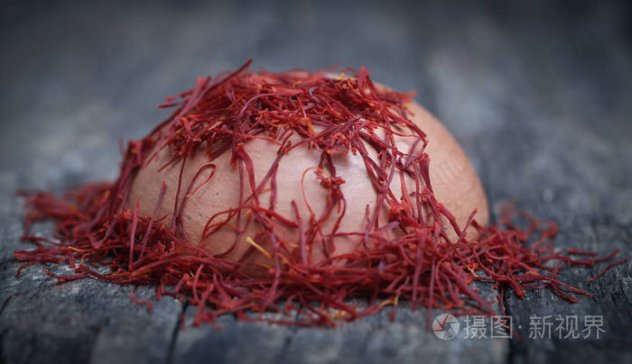 藏红花在自然表面的特写