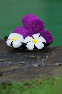 杏仁和紫色 spa 毛巾