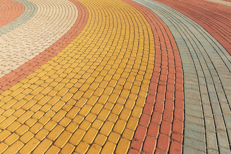 人行道上人行道上的破人行道.带有缺陷和裂缝的铺装板路面照片