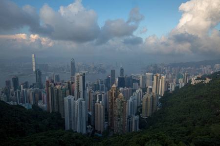 一个大的亚洲城市, 晚上的日出与所有的街道和地平线上的灯