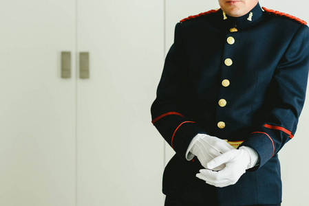 军事人手穿上一些优雅的白色手套照片