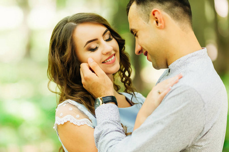 男孩轻轻地抚摸着女孩的脸, 她闭上了眼睛.照片