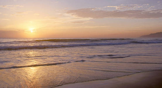在卡伦海滩美丽的日落。海浪使岸边的重量增加。普吉岛, 泰国