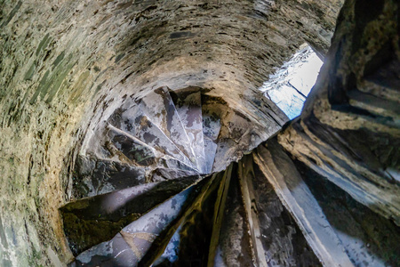 威尔士斯诺多尼亚国家公园 llanberis 的 dolbadarn 城堡的楼梯